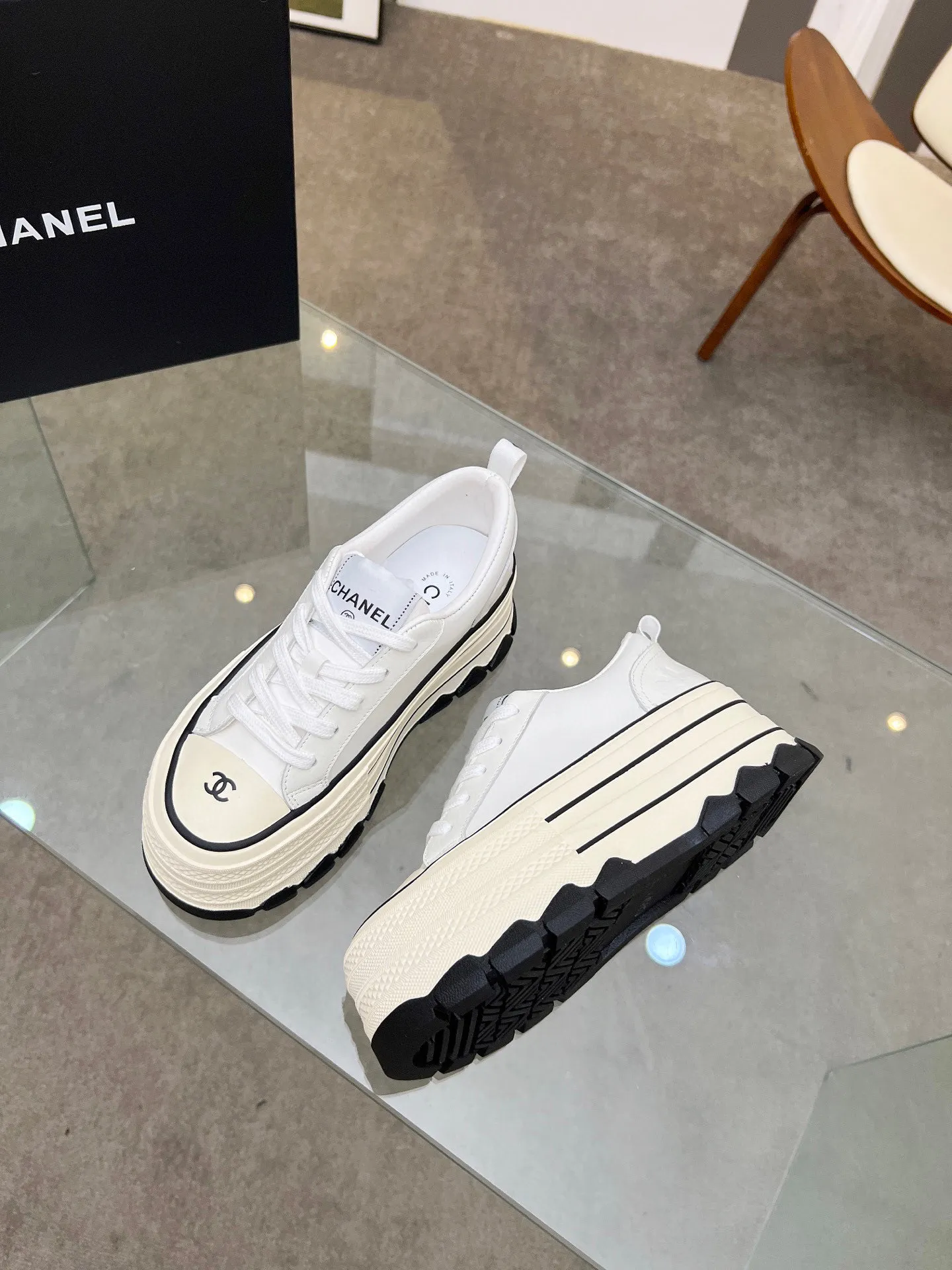 👟👟Ex-factory price 540👟👟 Chanel thick-soled biscuit shoes are a new retro series, showing a relaxed posture and lightness to start the summer journey. Continuing CHANEL's iconic deconstructed silhouette, the shoe body is presented with simple three-dimensional lines and double logos. The upper layer of cowhide material is injected with upper layer softness to enhance the foot feel. It adopts a thick rubber sole with geometric texture and rubber edging details. The leg heightening effect is comparable to that of leg plastic surgery. It makes your legs look bigger, slimmer and longer. It can be easily held in various styles. You can wear it with you! Upper material: cowhide Inner material: sheepskin lining Size: 35-40